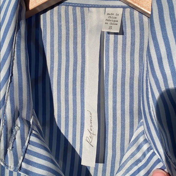 Silky Button-up Sleeveless Blouse - Picture 2 of 6